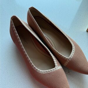 Vionic Women's tan and cream flats in great condition